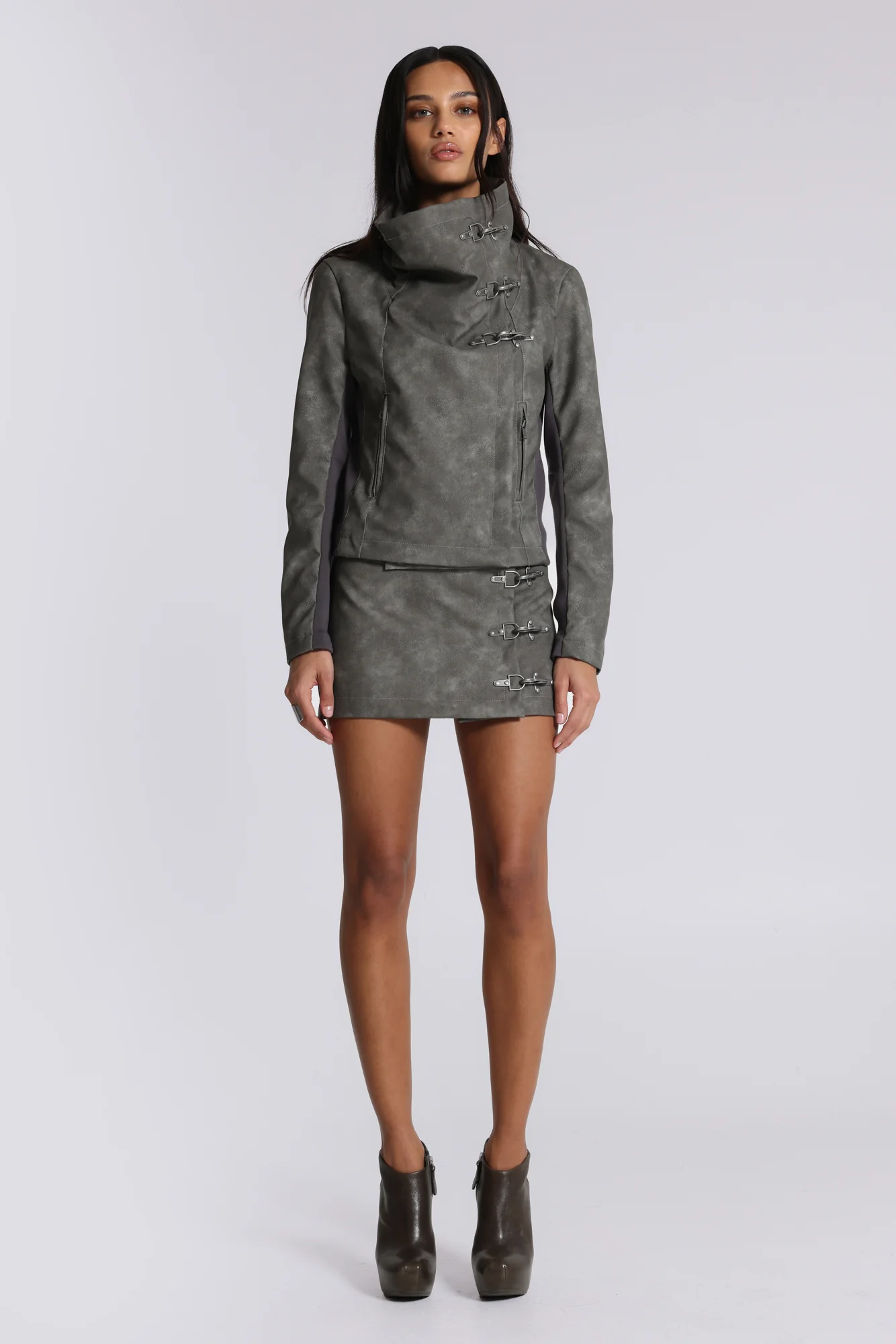 2545-cera-clasp-pu-leather-funnel-jacket-11.webp Cera Clasp PU Leather Funnel Jacket